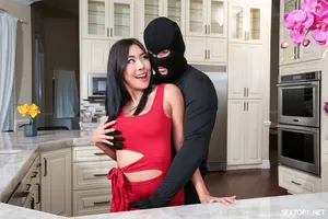 Ba mẹ đi vắng, hai anh em ở nhà chơi trò "người lớn"