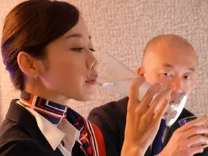 Gã chồng trở về nhà chứng kiến người vợ đang ngồi trên anh trai… mà nhúng