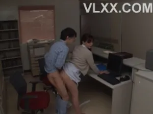 Trú mưa ở căn nhà hoang sau khi xem pháo hoa với cô bạn thân