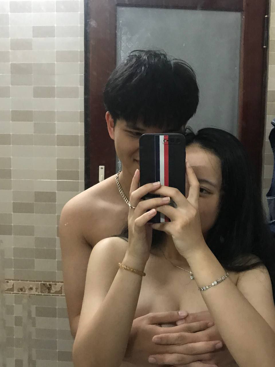 Ba mẹ đi vắng, hai anh em ở nhà chơi trò "người lớn"