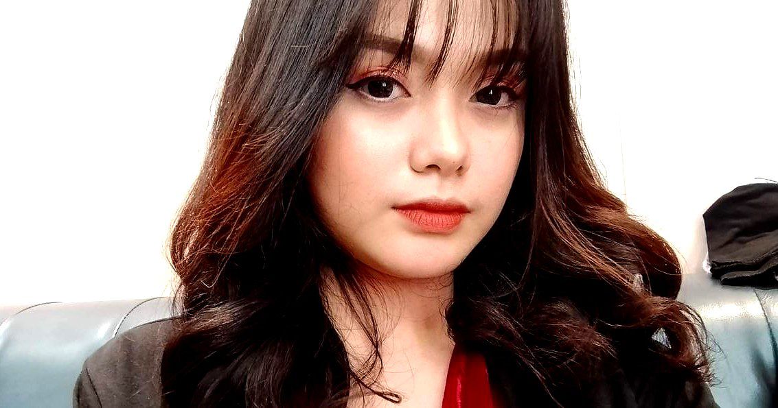 An ủi nhỏ em kế đang khóc vì bị cô bạn gái chia tay